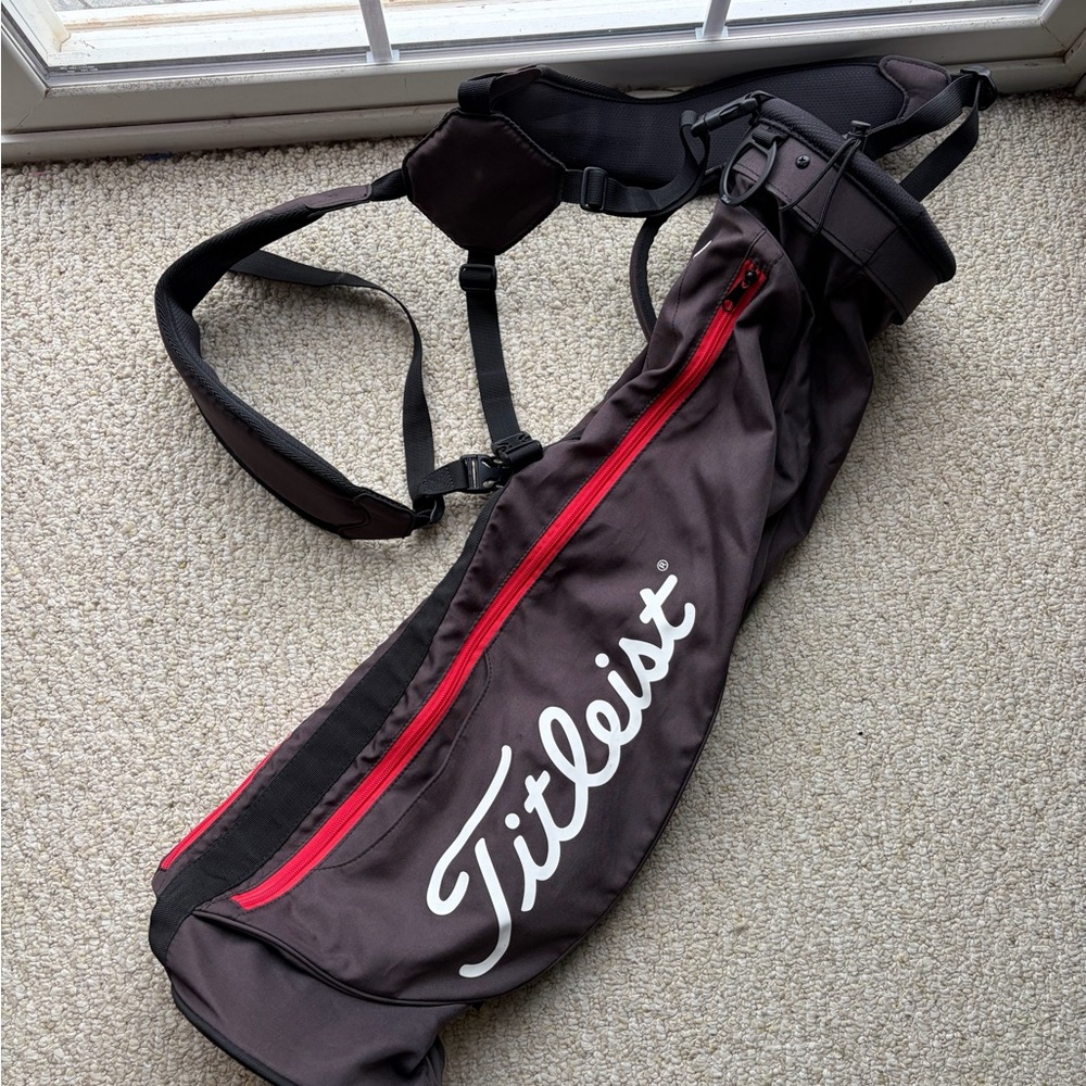 Titleist Carry Bag Par 3 Black and Red Golf Carry Bag Sling.